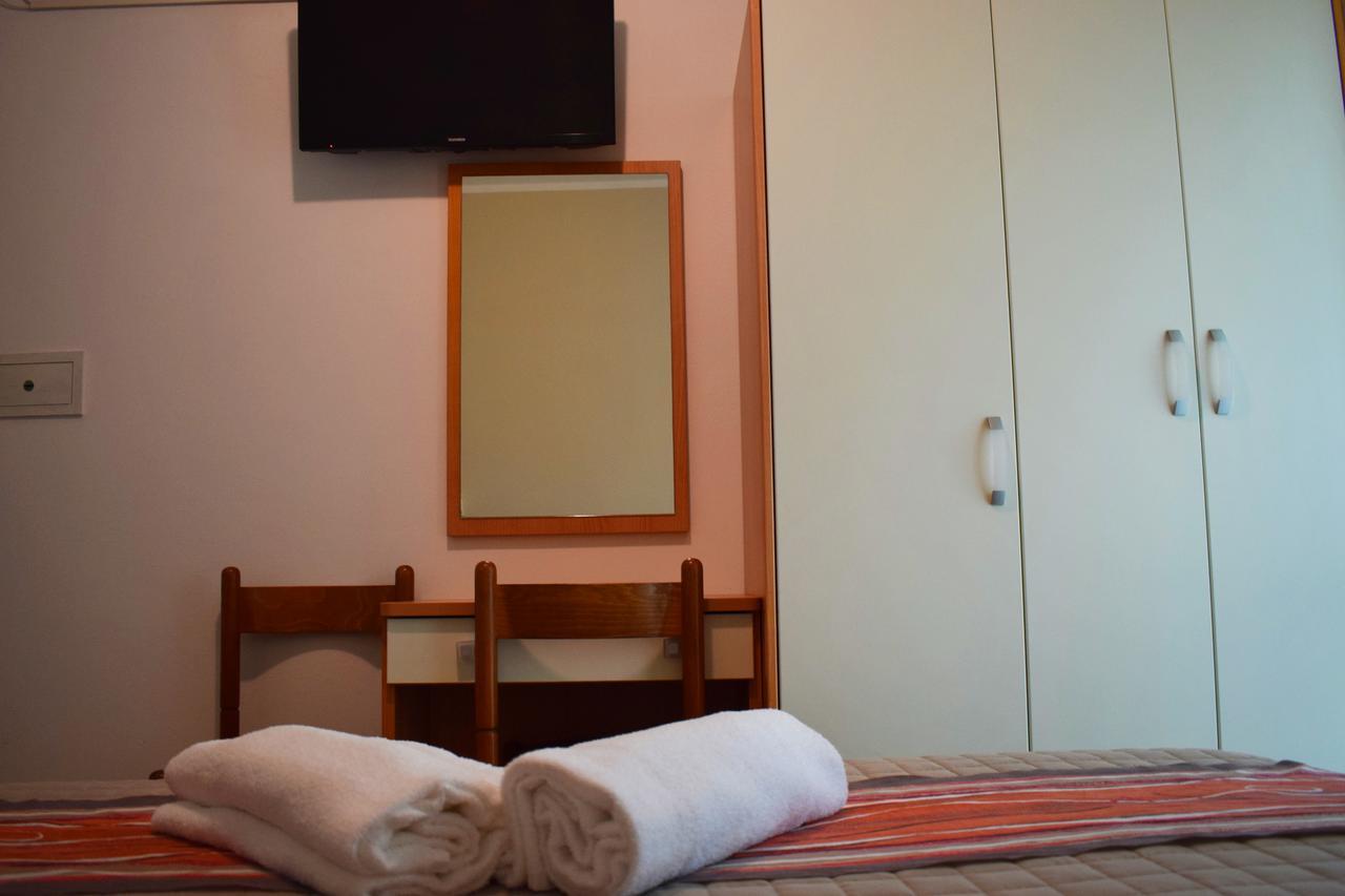 Hotel Arno Misano Adriatico Esterno foto