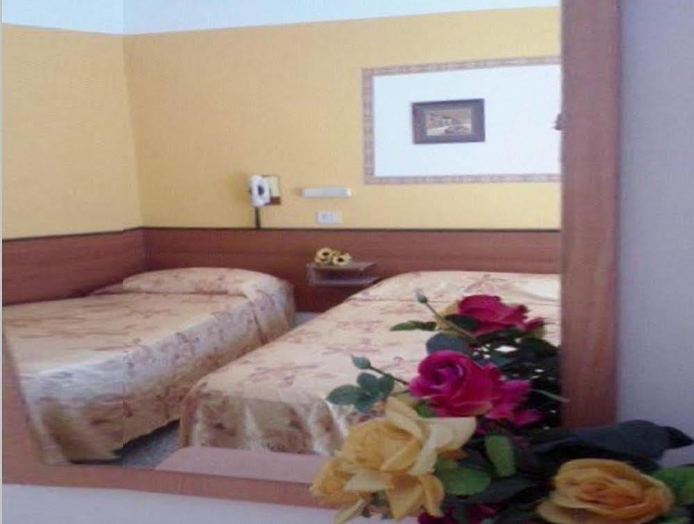 Hotel Arno Misano Adriatico Esterno foto