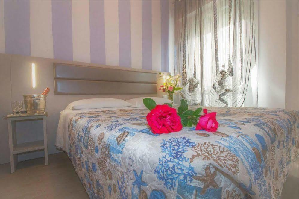 Hotel Arno Misano Adriatico Esterno foto